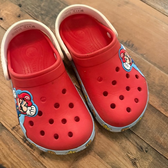 Mario Light-Up Crocs 💡 - Picture 4 of 5